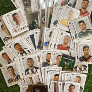 200 Figurinhas ALEATÓRIAS (com brilhantes)- Álbum do Campeonato Brasileiro 2020